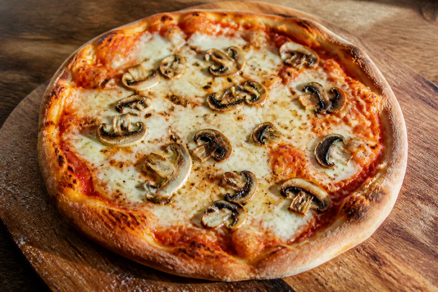 Faut-il cuire les champignons avant de les mettre sur une pizza ?