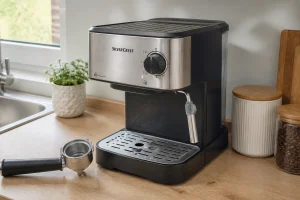 Machine à café Silvercrest avec porte-filtre démonté sur un plan de travail pour diagnostic de panne